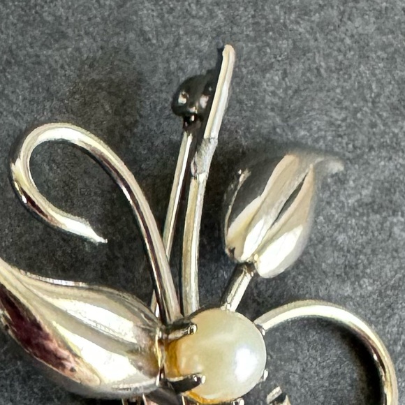 Vintage Pearl Flower Spray Brooch Silver Tone Leaves Dainty Feminine - Picture 3 of 8